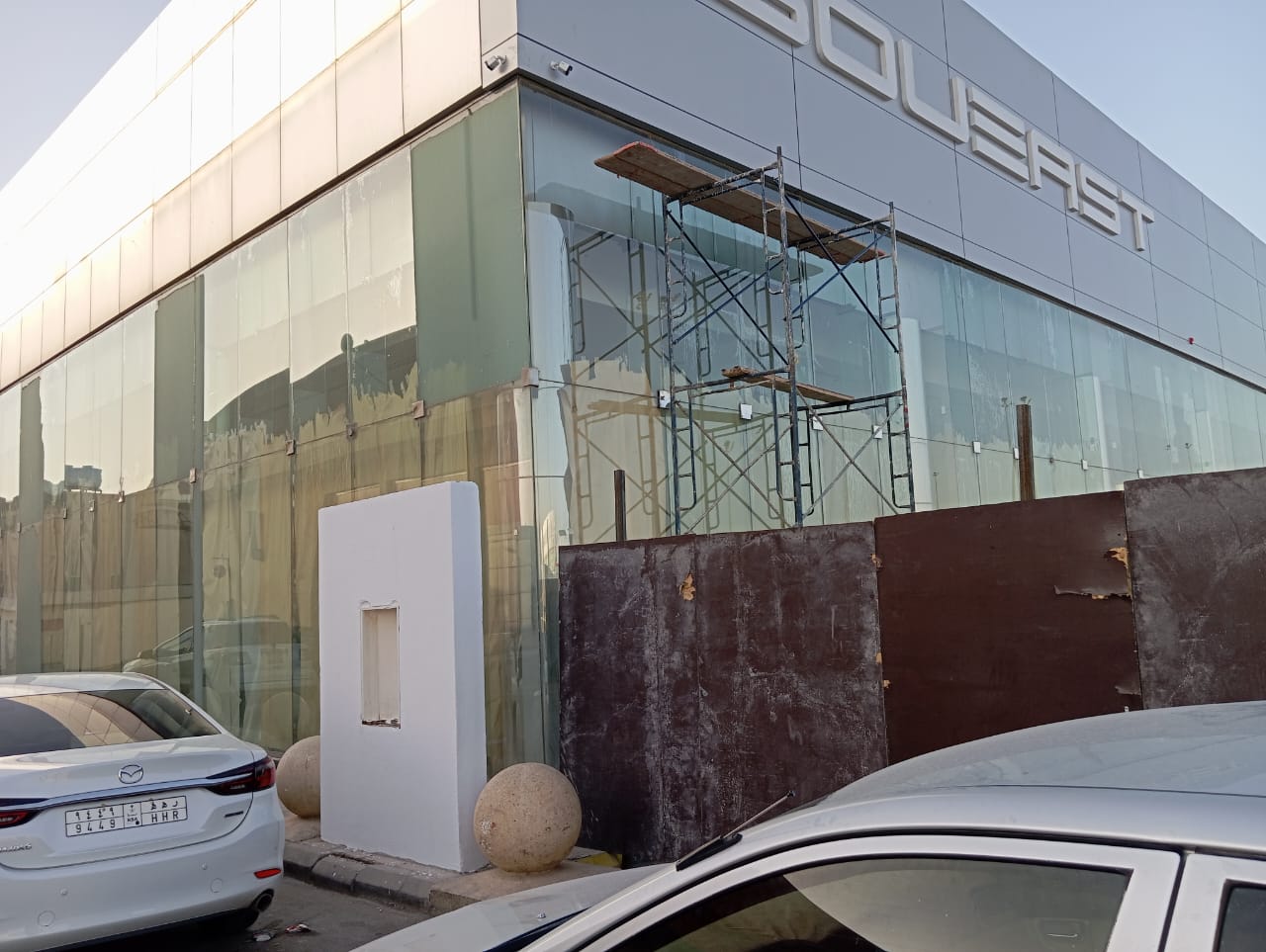 دليل تنظيف الواجهات الزجاجية والكلادنج بالرياض: كيف تحافظ على بريق منشأتك؟